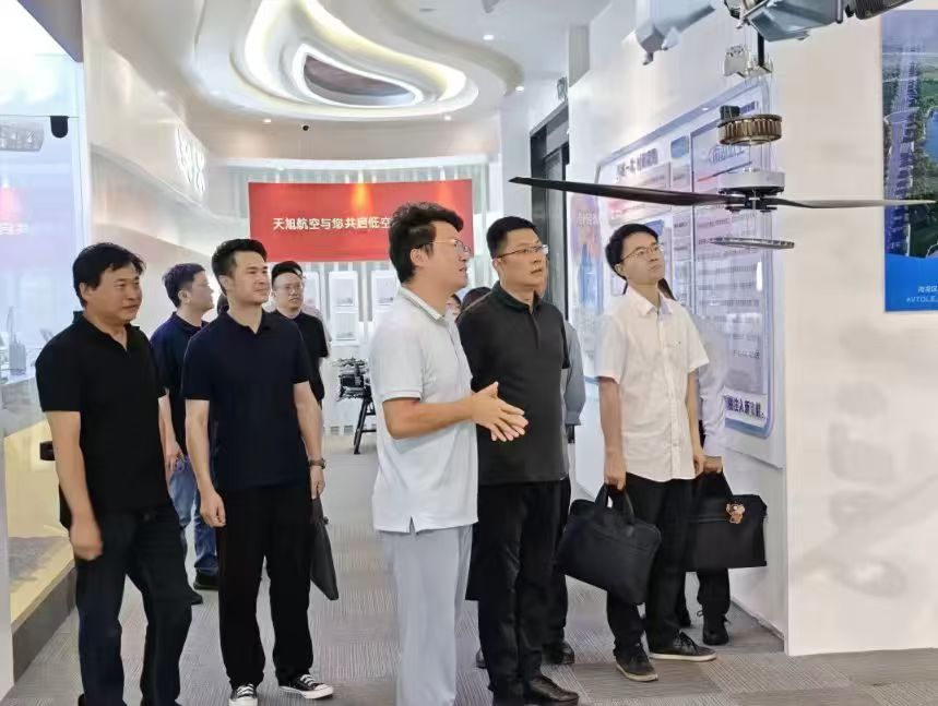 市发展改革委党组成员、副主任李志杰一行莅临南湖低空飞行服务中心调研指导